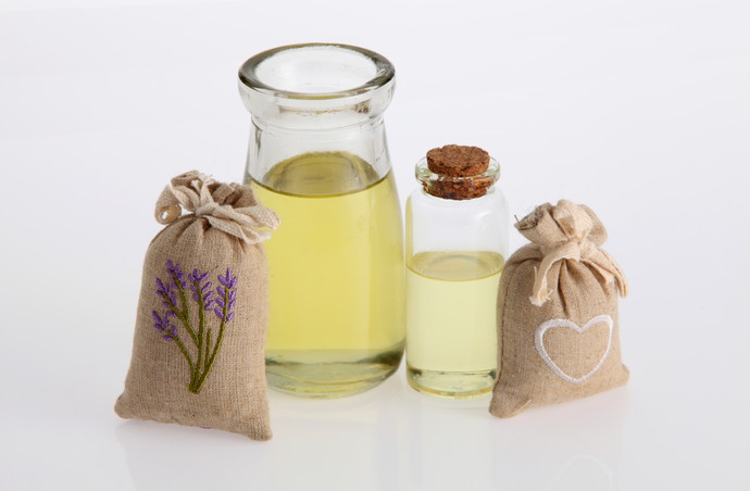 sachet of lavender and esssential oil